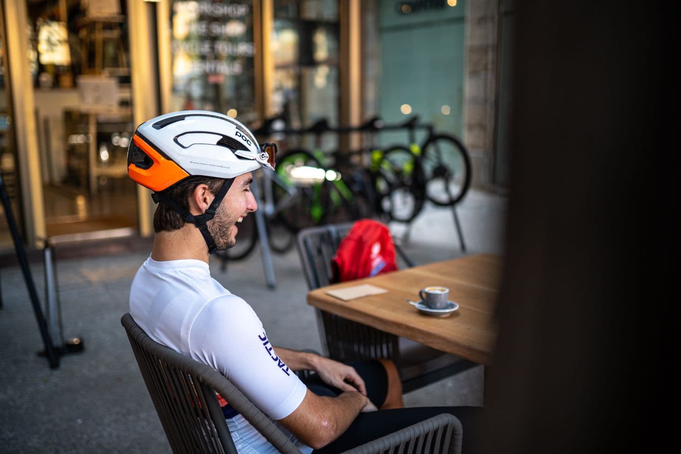 Cyklista odpočívá u kávy během cesty