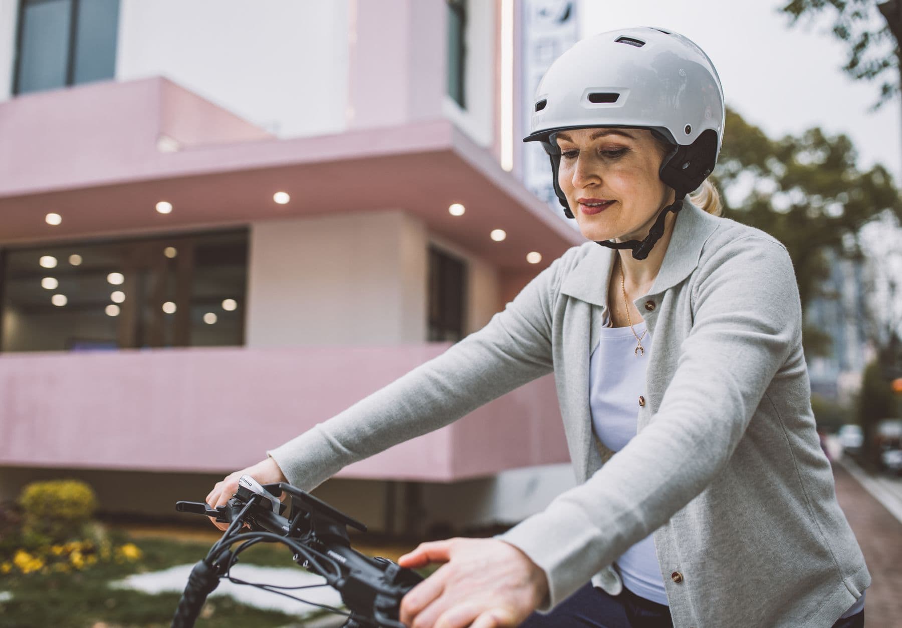 Cyklistka projíždí městem na elektrickém kole